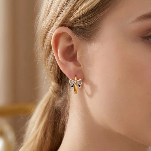 Brinco de argola huggie com laço prateado feminino delicado