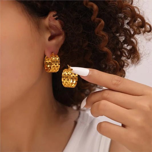 Brinco com corrente vazada dourado em aço inoxidável