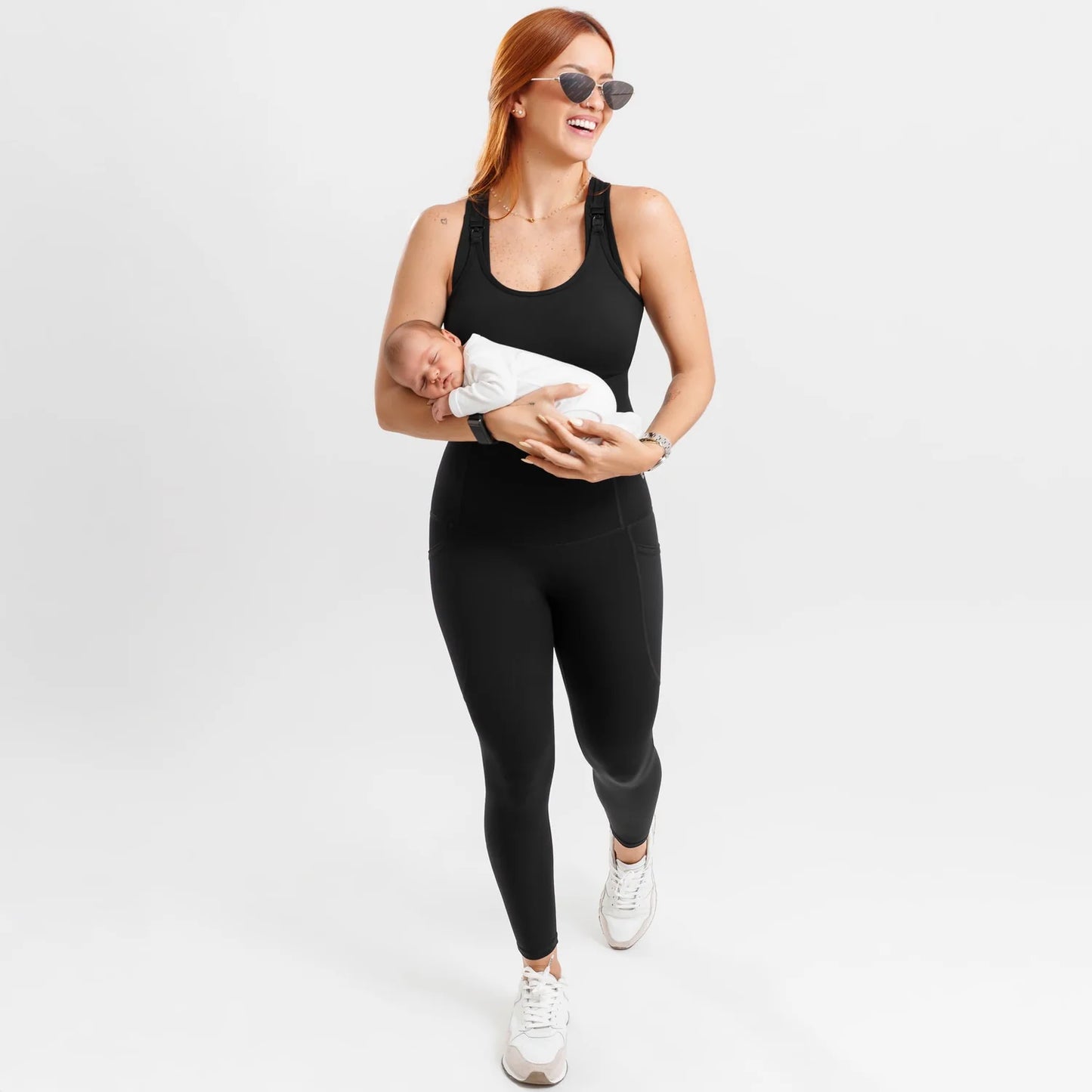 Mulher vestindo calça modeladora destacando a silhueta feminina