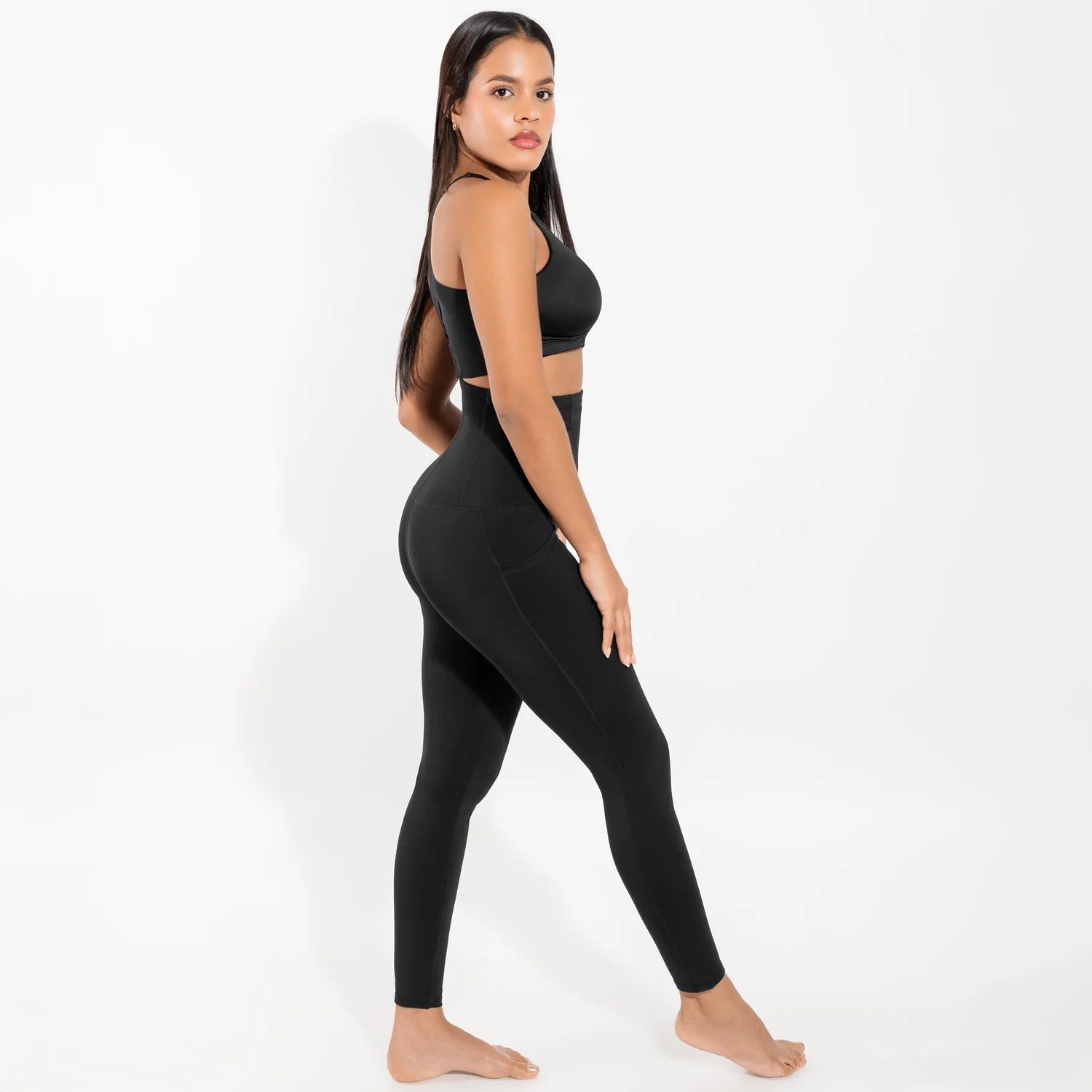 Mulher usando calça de compressão com ajuste firme e confortável