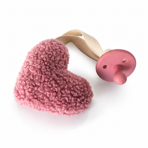 Porta-chupeta em formato de coração rosa com textura macia sherpa e alça com chupeta